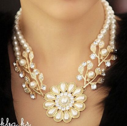 Beautiful Faux Pearls Flower Design Women Choker Necklace